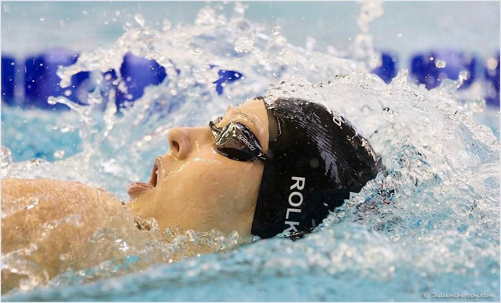 Sarah beim Rückenschwimmen im Wettkampf